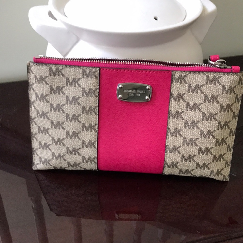 Michael Kors large wristlet 💕